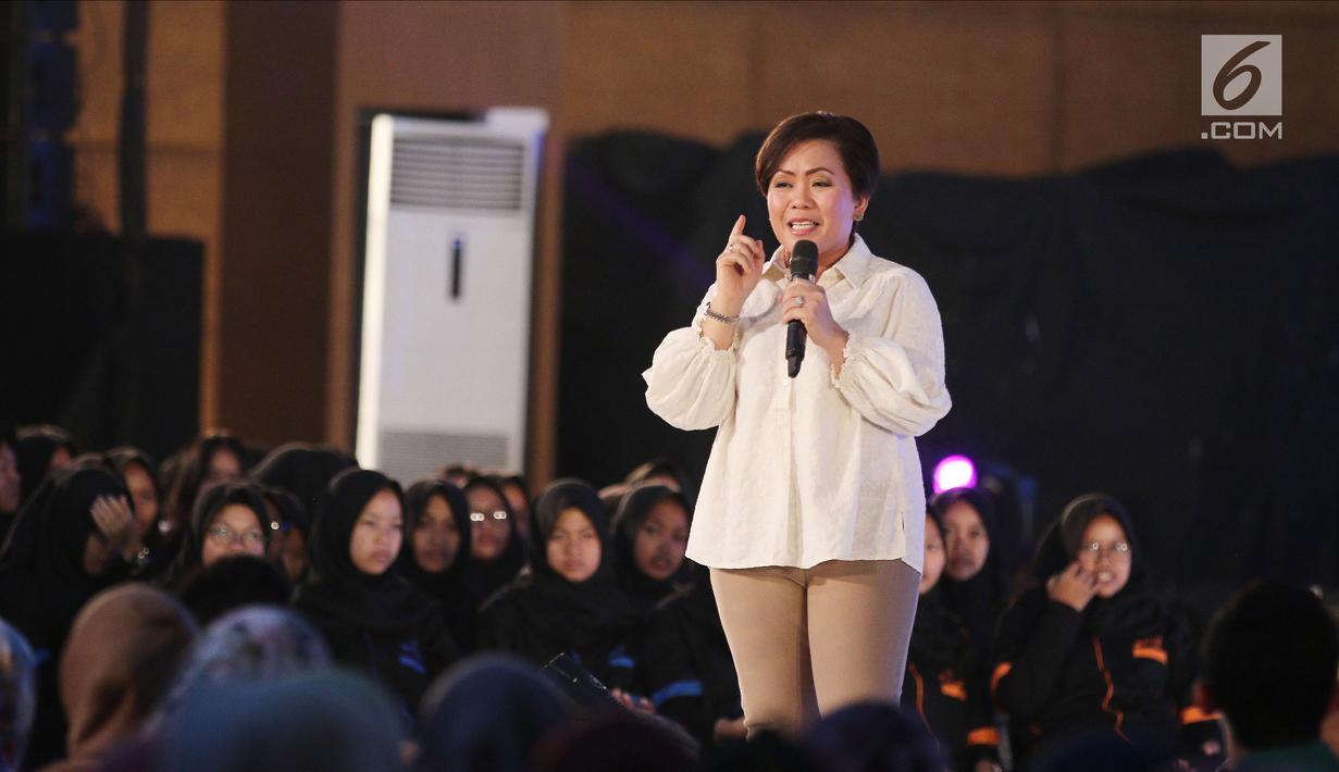 Direktur Programming SCM Harsiwi Achmad saat jadi pembicara dalam gelaran Emtek Goes to Campus (EGTC) 2018 di Universitas Negeri Semarang (UNNES), Semarang, Rabu (18/7). (Liputan6.com/Herman Zakharia)