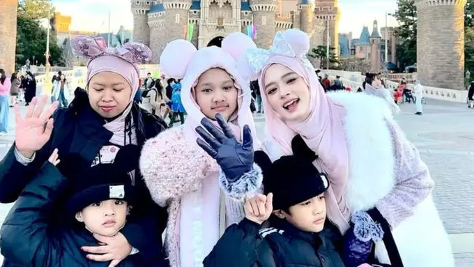Potret Inara Rusli Ajak Anak Liburan di Disneyland Tokyo. (instagram/mommy_starla)