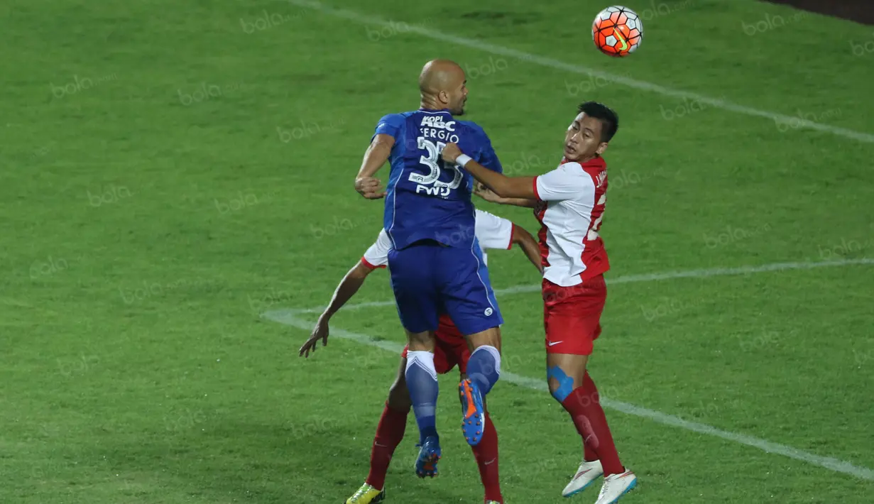 Sergio van Dijk berduel dengan pemain PSM Makassar, Jajang Maulana pada laga Torabika SC 2016 di Stadion GBLA, Bandung, Sabtu (2/7/2016). Persib menang 3-2. (Bola.com/Nicklas Hanoatubun)