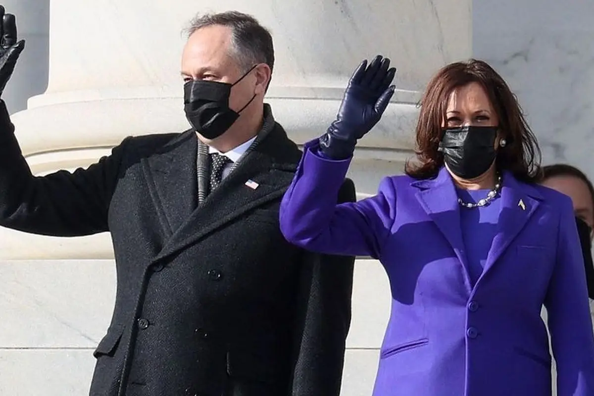 Penampilan Kamala Harris saat dilantik menjadi Wakil Presiden Amerika Serikat menggunakan karya-karya desainer kulit berwarna