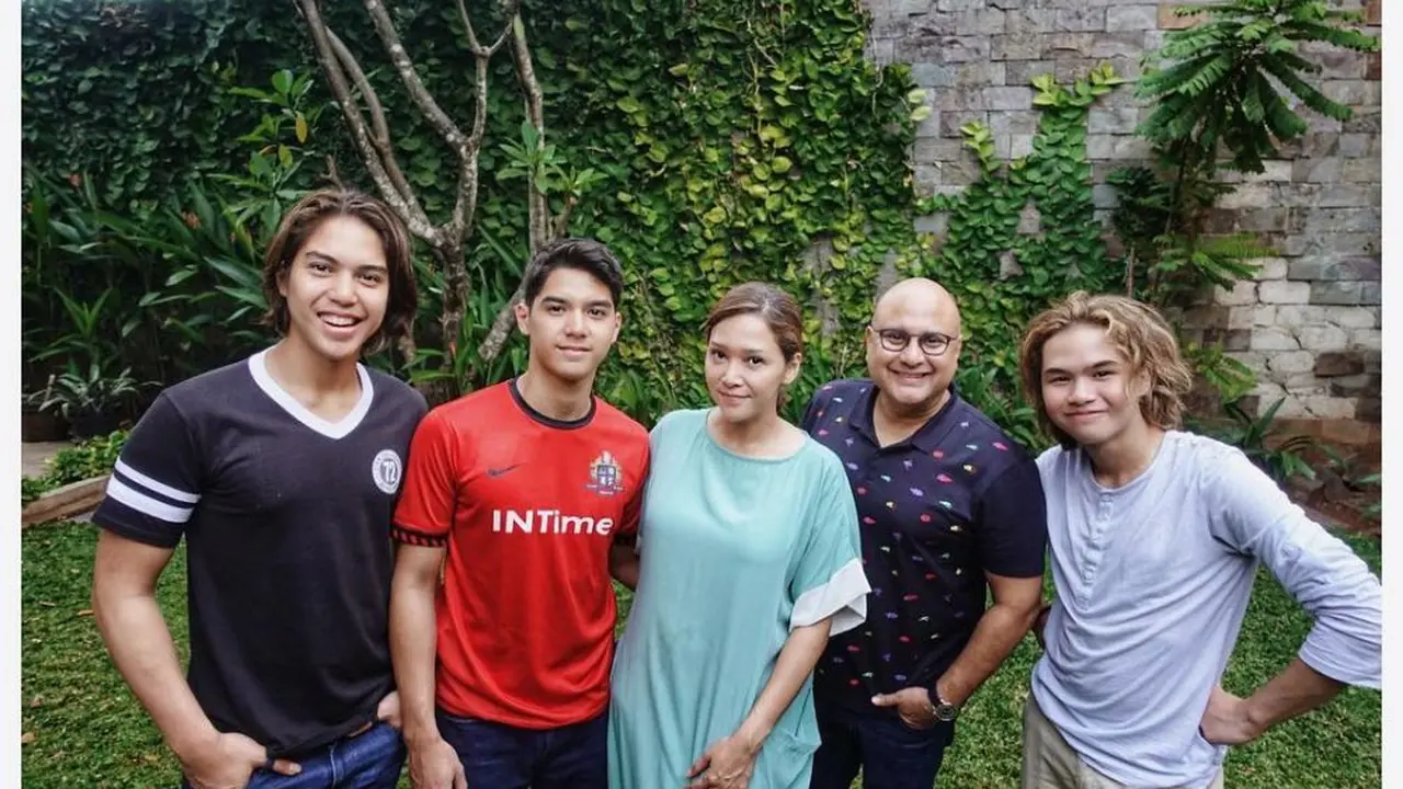 Potret Artis  dengan Ayah Tirinya, Selalu Kompak