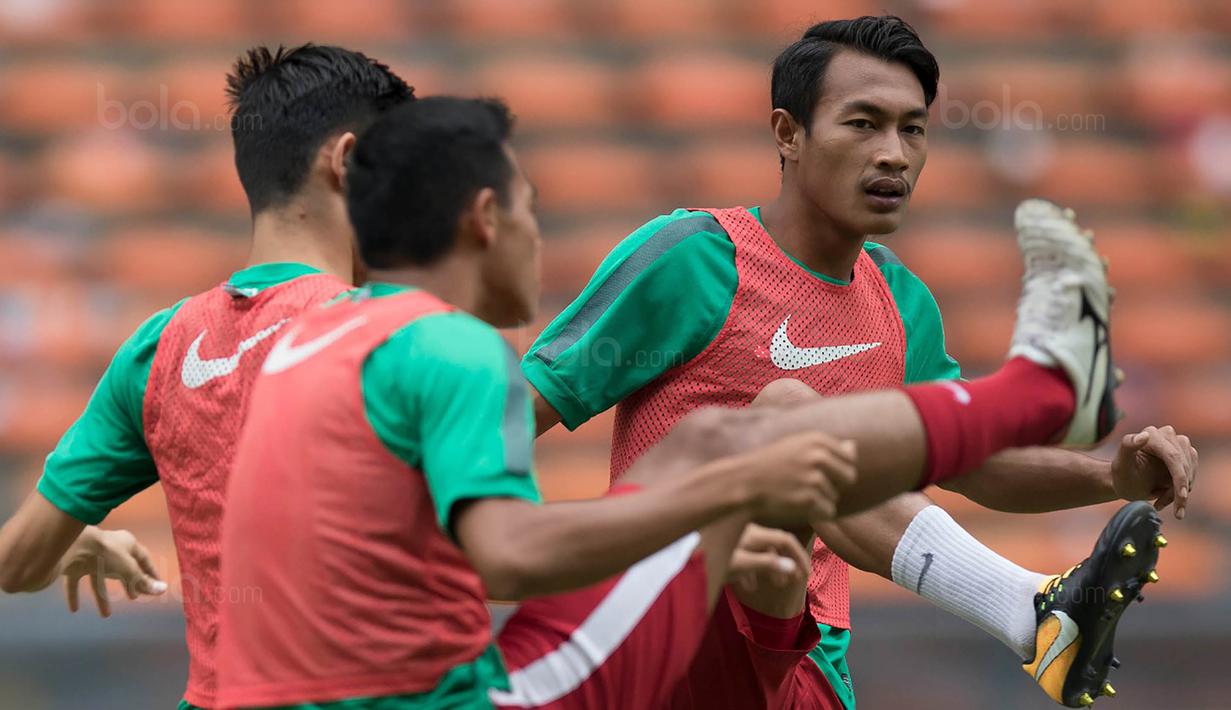 Kapten Timnas Indonesia, Hansamu Yama, melakukan latihan jelang laga melawan Kamboja  di Stadion Shah Alam, Selangor, Kamis, (24/8/2017). Indonesia akan menjalani laga penentuan melawan Kamboja. (Bola.com/Vitalis Yogi Trisna)