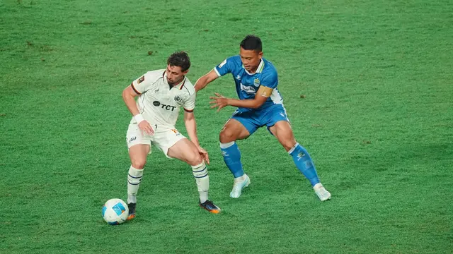 Gustavo Franca dari Arema FC Vs Dedi Kusnandar dari Persib Bandung