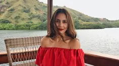 Jadi aktris yang memiliki paras cantik, Pevita Pearce seolah selalu cocok dengan pa ayang ia gunakan. Salah satunya blouse off shoulder berwarna merah ini. (Liputan6.com/IG/@pevpearce)
