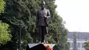 Pekerja membersihkan patung Presiden RI 1 Soekarno di depan Pintu 5 GBK, Jakarta, Rabu (11/7). Pemasangan Patung tersebut dilakukan jelang perhelatan bergengsi Asian Games pada 18 Agustus 2018 di Jakarta dan Palembang. (Liputan6.com/Johan Tallo)