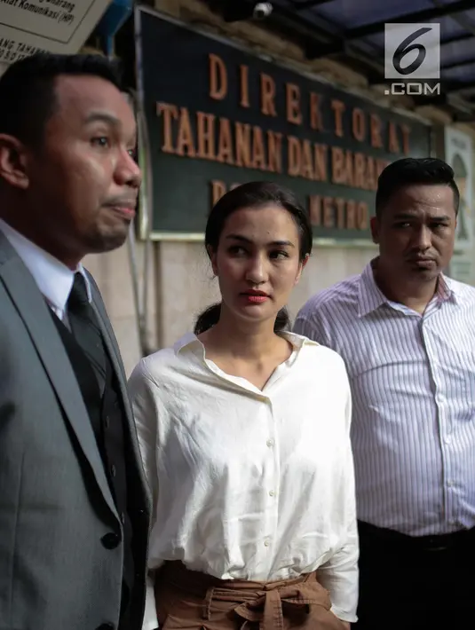 Atiqah Hasiholan didampingi Insank Nasruddin, pengacara Ratna Sarumpaet usai datangi Polda Metro Jaya, Selasa (6/11). Kedatangaan Atiqah untuk menjenguk ibunya, Ratna Sarumpaet yang dikabarkan kondisi kesehatannya yang menurun. Liputan6.com/Faizal Fanani)