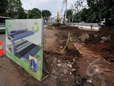 Suasana pembangunan Fly Over Ciledug - Tendean di Kebayoran Lama, Jakarta, Kamis, (12/3/2015). Agar lalu lintas lancar, Direktorat Lalu Lintas Polda Metro Jaya merencanakan rekayasa arus lalu lintas di kawasan tersebut (Liputan6.com/Johan Tallo)