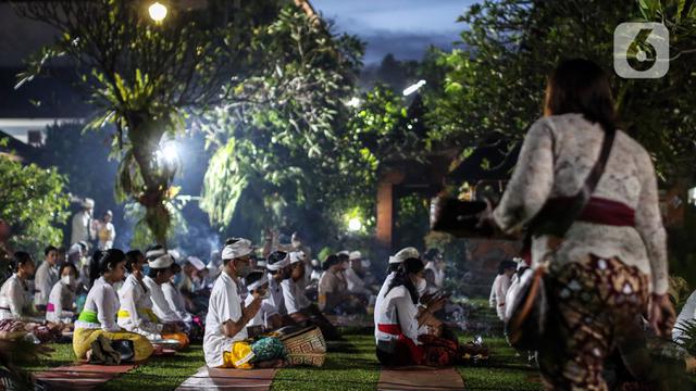 FOTO: Umat Hindu Bali Rayakan Hari Raya Galungan di Pura Amerta Jati Depok