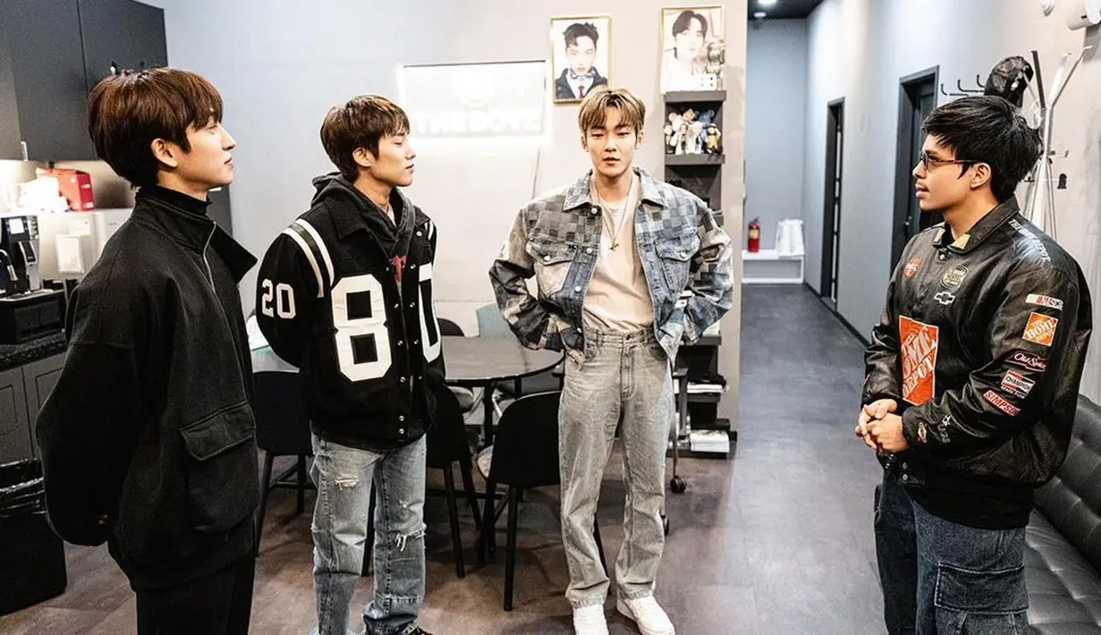 Dalam foto tersebut, Atta menuliskan caption "Thank u for inviting to ur Basecamp cool boyband! @official_theboyz Congrats 43M views in last week! See ya at Jakarta! Bikin apa yaa kitaa??" Melihat keterangan unggahan tersebut, warganet pun ramai menyebut bahwa tiga personel The Boyz ini kemungkinan membuat konten bareng Atta. (Liputan6.com/IG/@attahalilintar)