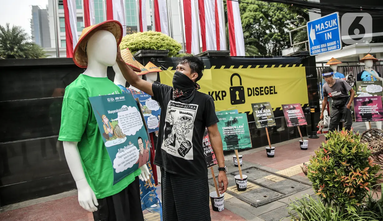 Massa yang tergabung dalam koalisi rakyat untuk keadilan perikanan (Kiara) menggelar aksi di depan Gedung Kementerian Kelautan dan Perikanan, Jakarta, Senin (13/7/2020). (Liputan6.com/Faizal Fanani)