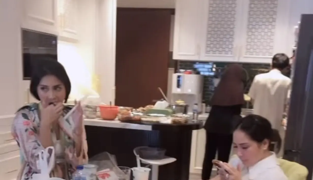 Adik Nagita, Caca Tengker pun terlihat mengenakan baju warna pink bermotif bunga. @rieta_amilia