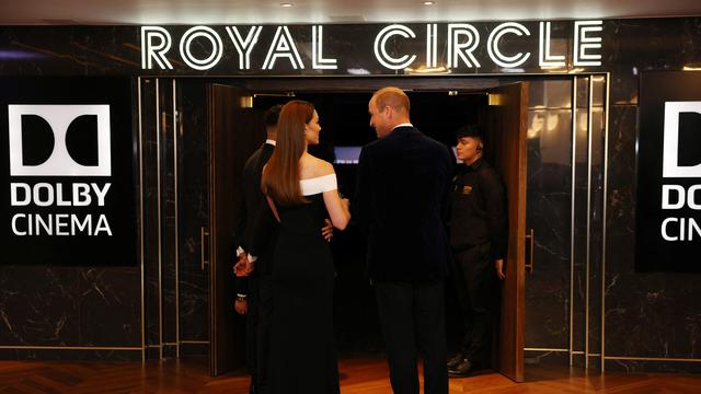 Di Samping Pangeran William, Kate Middleton Pegang Tangan Tom Cruise Saat Naik Tangga