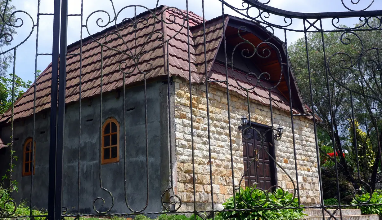 Penampakan Sinagoge Shaar Hasyamayim di Tondano, Sulawesi Utara, Senin (4/3). Orang-orang Yahudi Indonesia menghadapi beberapa tantangan seperti sulitnya menemukan makanan kosher (makanan halal bagi Yahudi). (Ronny Adolof Buol/AFP)