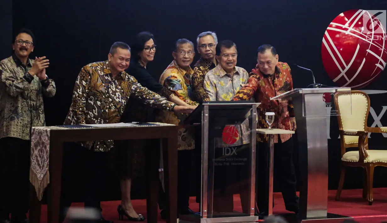 Wakil Presiden Jusuf Kalla bersama sejumlah menteri membuka perdagangan saham 2018 di Gedung Bursa Efek Indonesia, Jakarta, Selasa (2/1). Indeks saham LQ45 juga naik 0,02 persen ke posisi 1.079,45. (Liputan6.com/Faizal Fanani)