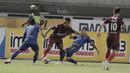 Gelandang Persib Bandung, Kim Jeffrey Kurniawan, berusaha menghadang laju striker PSM Makassar, M Rahmat pada laga lanjutan Liga 1 di Stadion GBLA, Bandung, Rabu, (5/7/2017). (Bola.com/M Iqbal Ichsan)