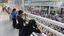 Warga yang tengah mengikuti Car Free Day (CFD) mengabadikan gambar Parade Asian Games 2018 2018 di Jalan Thamrin, Jakarta, Minggu (13/5). Tak merasa terganggu, mereka justru ikut antusias menyaksikan parade itu. (Liputan6.com/Arya Manggala)