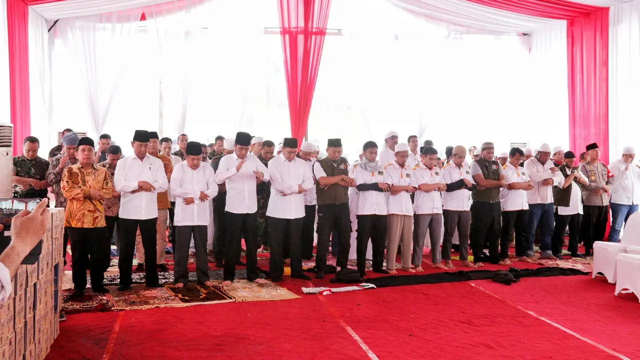 Jokowi Salat Jumat di Monas dan Ucapkan Terimakasih