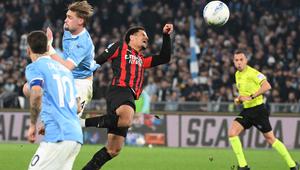 Bek AC Milan asal Swiss, Zachary Athekame (tengah) berebut bola dengan penyerang Lazio asal Denmark, Gustav Isaksen (kedua kiri) selama pertandingan pekan ke-29 Serie A Italia 2025/2026 di Olimpico Stadium, Roma, Minggu 15 Maret 2026 waktu setempat atau Senin (16/3/2026) dini hari WIB. Peluang AC Milan memangkas jarak dengan Inter Milan di klasemen Serie A 2025/2026 kandas. (Alberto PIZZOLI/AFP)