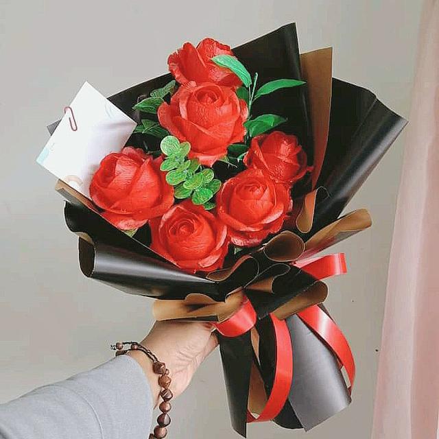 Hand bouquet dari plastik kresek bekas hasil karya Melda Creative Art