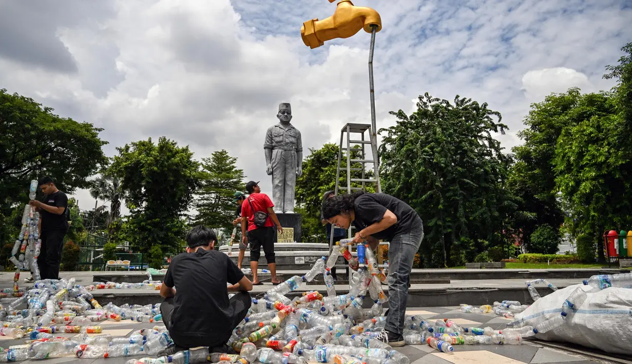 Indonesia menjadi negara penyumbang sampah plastik terbesar ketiga di dunia setelah India dan Nigeria dengan rata-rata produksi sampah mikroplastik 3,4 juta ton per tahun. (Juni KRISWANTO/AFP)