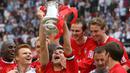 Para fans Liverpool tentu akan selalu mengingat momen dramatis Liverpool saat berhasil meraih gelar juara Piala FA 2006. Roller coaster jalannya pertandingan, tendangan maut Steven Gerrard, hingga penyelamatan gemilang Pepe Reina menjadi drama utama yang berujung gelar juara. (AFP/Pool/Toby Melville)