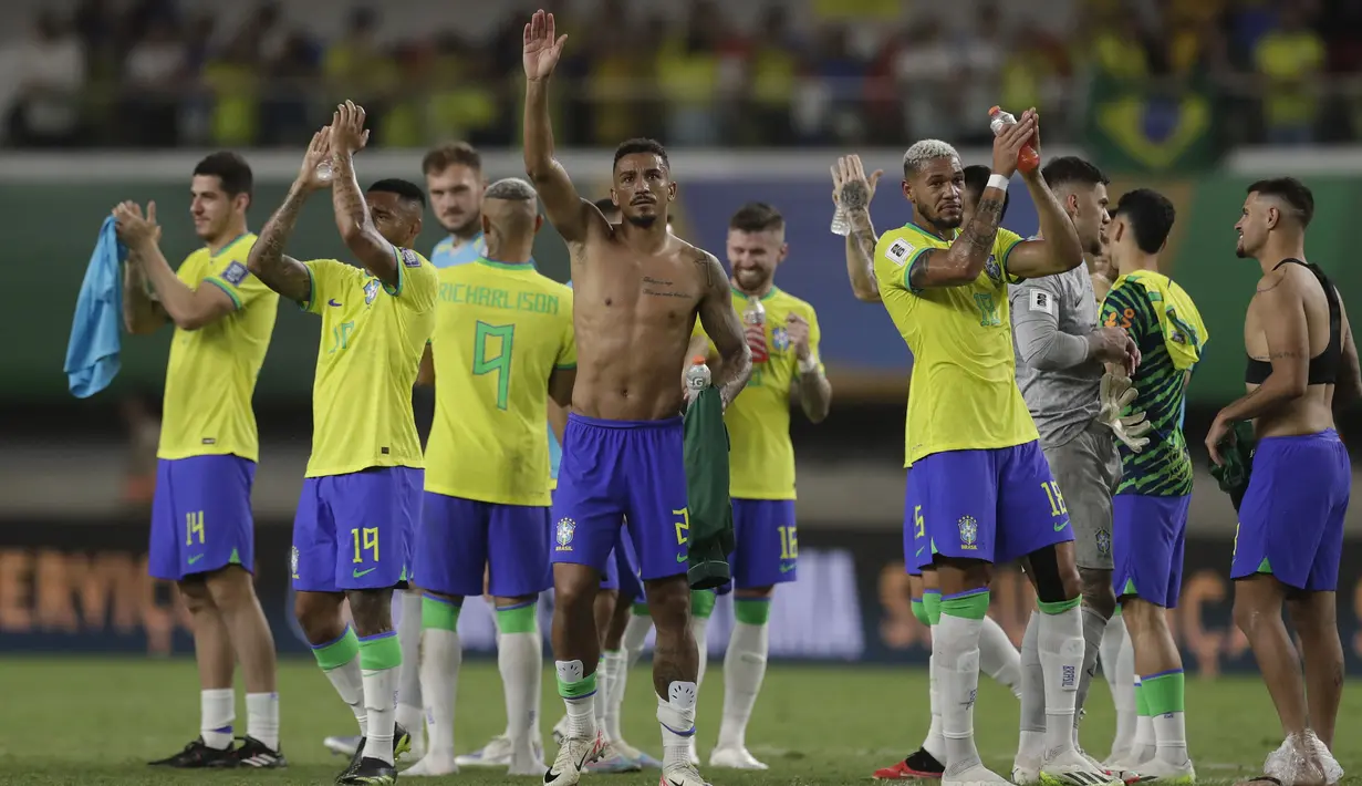 Para pemain Timnas Brasil merayakan kemenangan 5-1 atas Bolivia setelah berakhirnya laga Kualifikasi Piala Dunia 2026 zona Conmebol di Mangueirao Stadium, Belem, Brasil, Sabtu (9/9/2023) pagi WIB. (AP Photo/Bruna Prado)