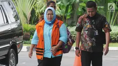 Panitera Pengganti PN Tangerang Tuti Atika tiba untuk menjalani pemeriksaan di gedung KPK, Jakarta, Jumat (6/4). Tuti Atika yang terjaring OTT diperiksa sebagai saksi untuk tersangka Hakim PN Tangerang Wahyu Widya Nurfitri. (Merdeka.com/Dwi Narwoko)