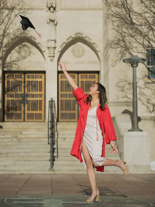 Potret Mayzura Munaf Adik Sherina Lulus dari Boston University. (Sumber: Instagram/mayzurstla)