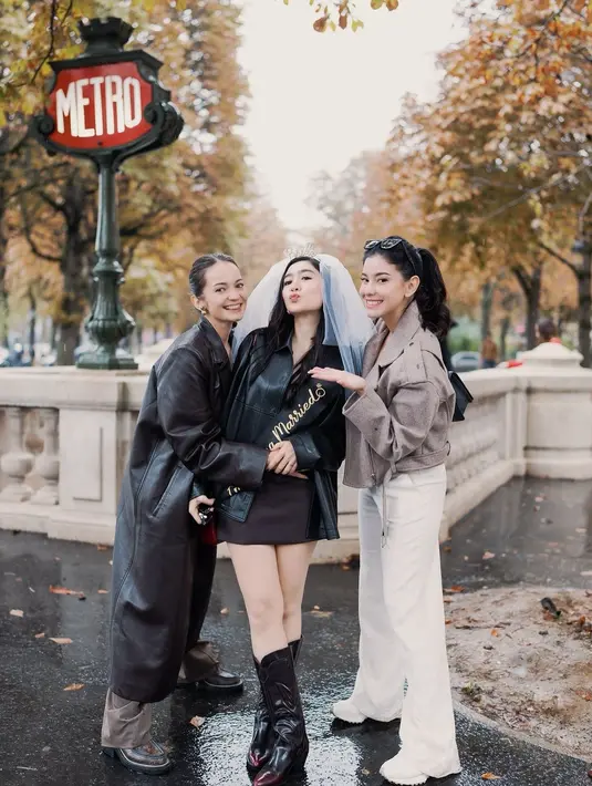 Enzy Storia tampil boyish dengan long leather coat, tanktop putih dan celana cokelat. Lengkapi busana boyishnya, istri Maulana Kasetra itu jinjing tas Hermes dan sepatu boots [@medinadinaaa]