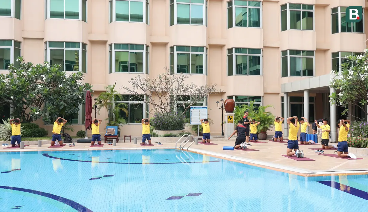 Sejumlah pemain Timnas Indonesia U-22 melakukan sesi latihan ringan di Hotel Phnom Penh, Kamboja, Minggu (30/4/2023). Latihan tersebut dilakukan dalam rangka mengembalikan kebugaran para pemain setelah pertandingan melawan Filipina di Grup A SEA Games 2023. (Bola.com/Abdul Azis)