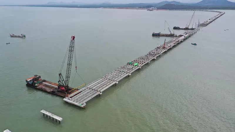 Proyek Pembangunan Terminal Kijing yang dilaksanakan oleh Wijaya Karya akan memiliki trestle terpanjang di Indonesia. (Dok Wika)