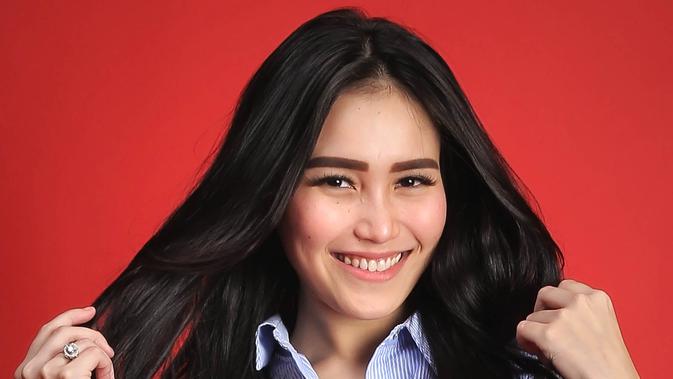 Dibilang Netizen Tidak Tahu Momen Intip Gaya Ayu Ting Ting 