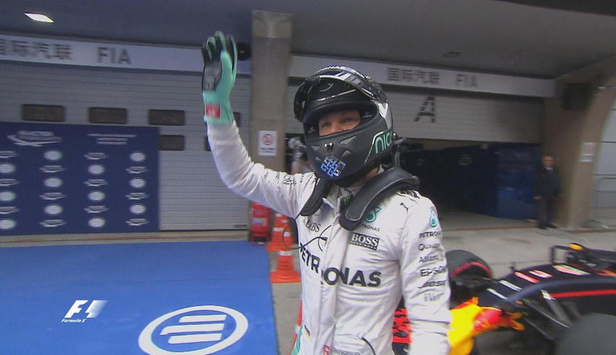 Pebalap Mercedes, Nico Rosberg, meraih posisi pole saat kualifikasi F1 GP China di Sirkuit Internasional Shanghai, China, Sabtu (16/4/2016). (Bola.com/Twitter/F1)