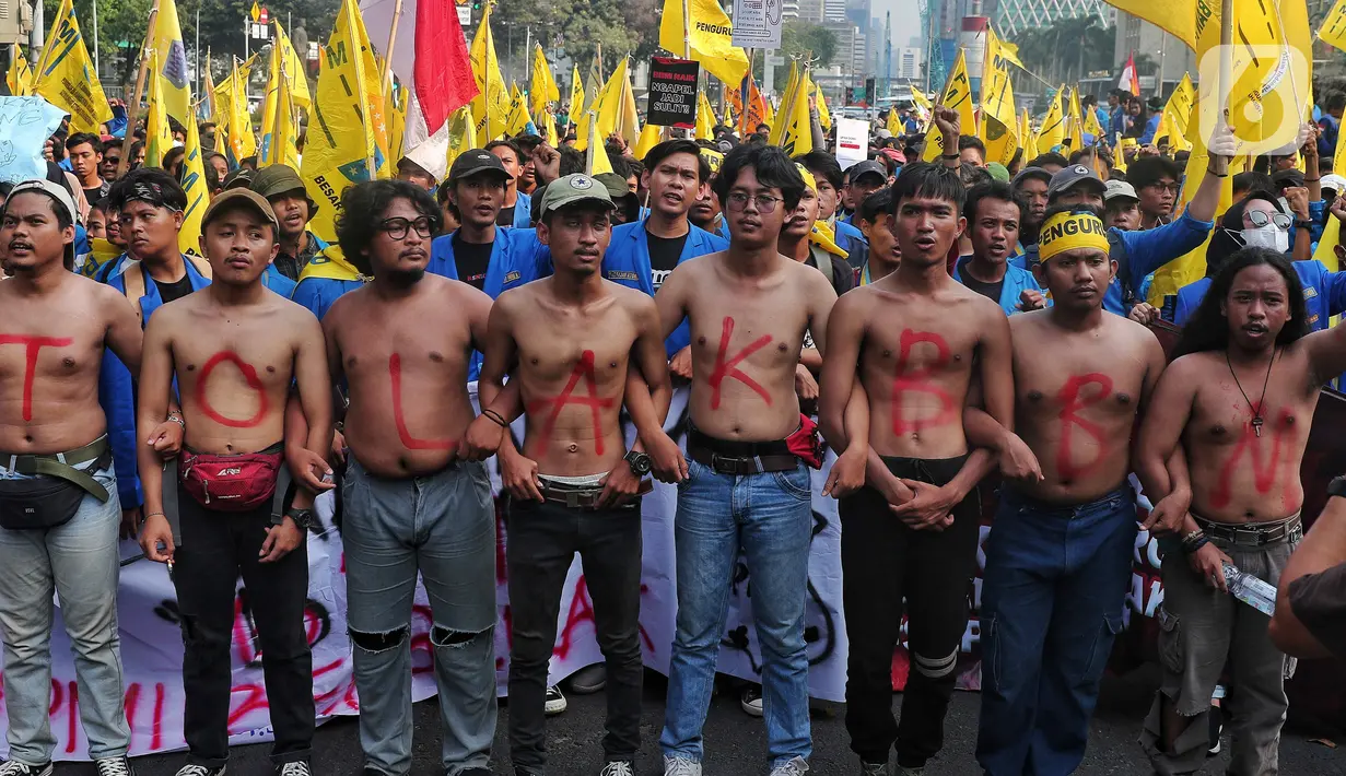 Mahasiswa berunjuk rasa atau demo BBM naik di kawasan Patung Kuda, Jakarta, Senin (5/9/2022). Mereka datang membawa atribut bendera organisasi hingga spanduk tuntutan menolak kenaikan BBM. (Liputan6.com/Angga Yuniar)