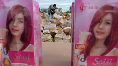 Fotografer saat meliput penghancuran 60 ton kosmetik palsu di Phnom Penh, Kamboja (3/10). Pada bulan Mei, pihak berwenang Kamboja menyita 68 ton produk kosmetik palsu yang dibuat di negara-negara seperti Jepang dan Korsel. (AFP Photo/Tang Chhin Sothy)