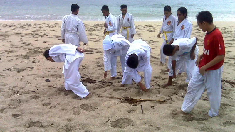 Ratusan Murid Membersihkan Pantai Lombok