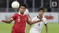 Pemain tengah timnas Indonesia, Marselino Ferdinan (kiri) berebut bola dengan In Sodavid (Kamboja) pada kualifikasi Grup A Piala AFF 2022 di Stadion Utama Gelora Bung Karno, Jakarta, Jumat (23/12/2022). Indonesia unggul 2-1 atas Kamboja. (Liputan6.com/Helmi Fithriansyah)