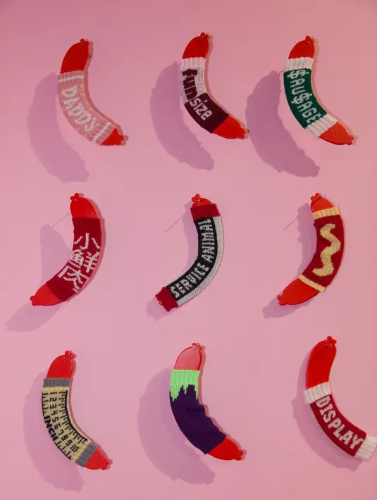 Karya seni berbentuk sosis yang terbuat dari bahan serat ditampilkan dalam pameran seni bertajuk "Intangible" di Dallas, Texas, Amerika Serikat, 21 Oktober 2020. Semua karya seni dalam pameran itu terbuat dari bahan serat atau fiber, yang menarik banyak pengunjung. (Xinhua/Dan Tian)