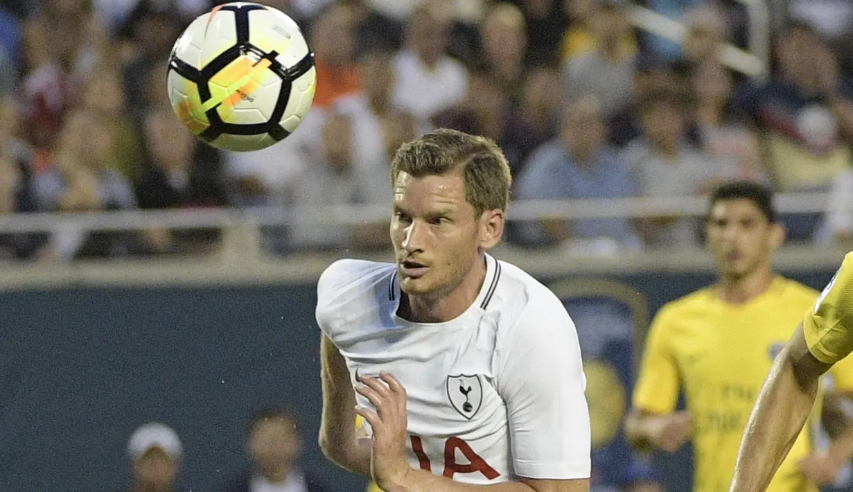 Bek Tottenham Hotspur, Jan Vertonghen (kiri) termasuk pemain andalan Belgia saat ini. Bersama timnas Belgia Vertonghen tampil sebanyak 90 kali dan mencetak enam gol. (Phelan Ebenhack/AP Images for International Champions Cup)