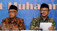 Sekretaris Umum PP Muhammadiyah, Abdul Mu’ti (kanan) membacakan pernyataan sikap PP Muhammadiyah terhadap Pilkada Serentak 15 Februari di Jakarta, Senin (13/2). Ada tujuh butir pernyataan sikap PP Muhammadiyah. (Liputan6.com/Helmi Fithriansyah)