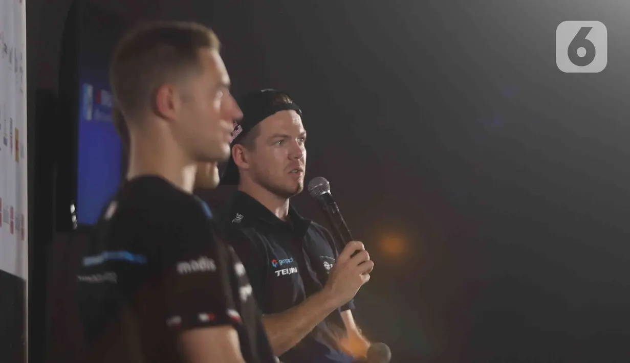 Tim Envision Racing Nick Cassidy (kanan) memberi keterangan dalam konferensi pers jelang ajang balap Formula E Jakarta di Jakarta International E-Prix Circuit (JIEC), Jakarta, Jumat (3/6/2022). Ajang balap Formula E seri kesembilan musim 2022 di JIEC akan diikuti 22 pembalap dari 11 tim yang berlangsung pada Sabtu 4 Juni 2022. (Liputan6.com/Herman Zakharia)