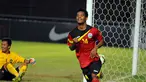 Penyerang timnas Timor Leste U-23, Rufino Walter Gama melakukan selebrasi usai menjebol gawang Brunei Darussalam di kualifikasi grup H Piala Asia 2016 di Stadion GBK Jakarta, Selasa (31/3/2015). Timor Leste unggul 3-0. (Liputan6.com/Helmi Fithriansyah)