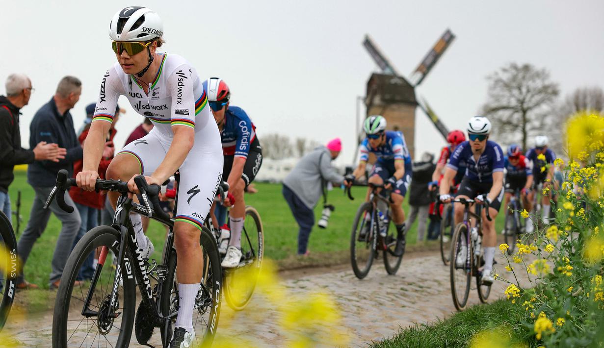 Pembalap Team SD Worx - Protime, Lotte Kopecky (kiri) memacu sepedanya saat perlombaan balap sepeda Paris Roubaix Femmes 2024 yang menempuh 148,5km antara Denain hingga Roubaix, Prancis, Sabtu (06/07/2024) waktu setempat. (AFP/Thomas Samson)