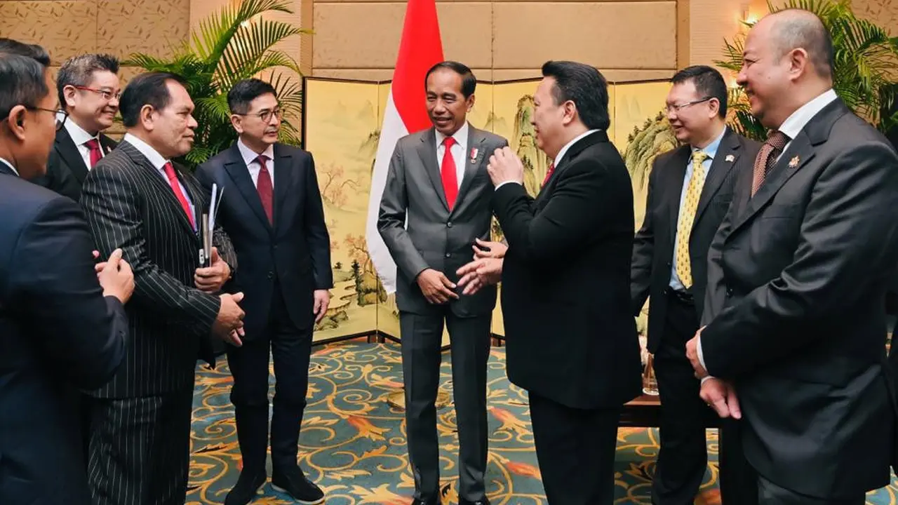 Presiden Jokowi menggelar pertemuan bisnis bersama Kamar Dagang Indonesia di Tiongkok (INACHAM) dan sejumlah pengusaha Tiongkok, Jumat (28/7/2023)