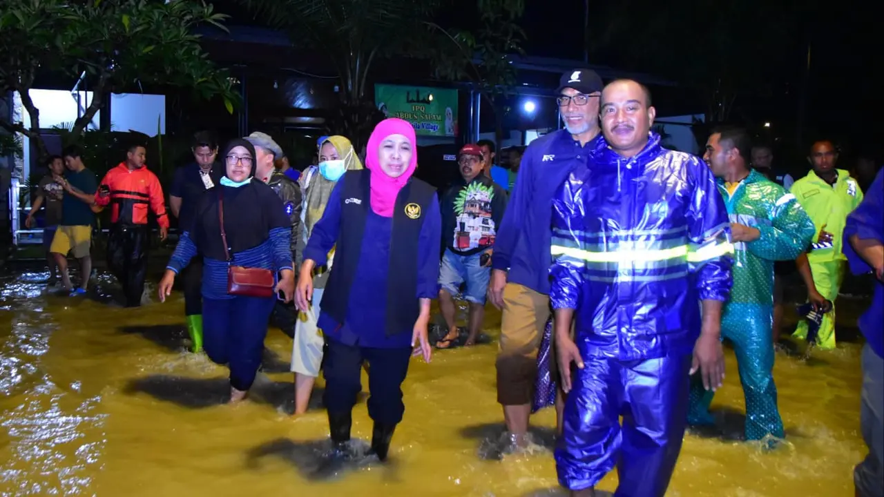 Khofifah meninjau banjir di Driyorejo Gresik. (Dian Kurniawan/Liputan6.com)