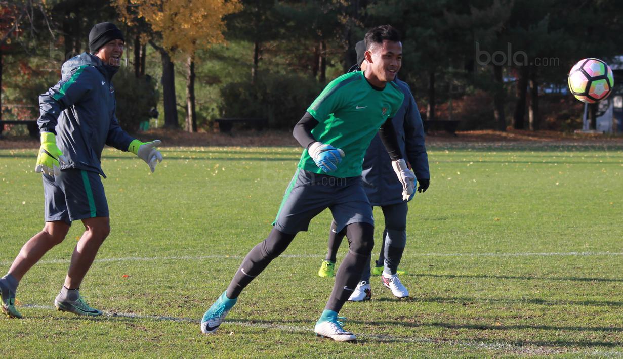 Kiper Timnas Indonesia U-19, Aqil Savik, mengejar bola saat latihan di Paju National Football Centre, Gyeonggi, Minggu (29/10/2017). Persiapan dilakukan Timnas U-19 jelang laga Kualifikasi Piala Asia 2018. (Bola.com/Media PSSI)