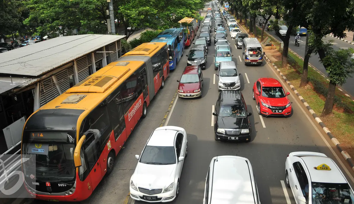 Bus TransJakarta melintas dari arah Semanggi menuju kawasan Thamrin, Jakarta, Selasa (5/4). Uji coba sistem "three in one" ini merupakan hari pertama yang dilakukan oleh Pemprov DKI Jakarta dan Polda Metro Jaya. (Liputan6.com/Gempur M Surya)