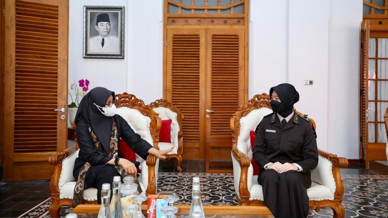 Anggota Paskibraka Nasional Ayu Putri Sasaki (Kiri) bertemu ipuk Fiestiandani di Pendopo Shaba Swagata Blambangan Banyuwangi (Istimewa)