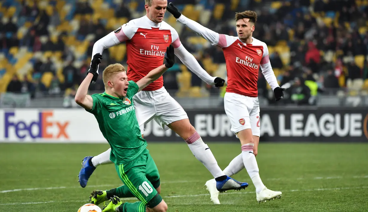 Ekspesi pemain Vorskla, Valdyslav Kulach usai dijatuhkan pemain Arsenal pada laga lanjutan Grup E Liga Europa yang berlangsung stadion NSK Olimpiyskiy, Kyiv, Jumat (30/11). Arsenal menang atas Vorskla 3-0. (AFP/Sergei Supinsky)