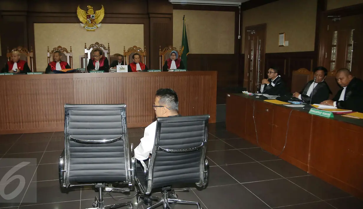 Fahmi Darmawansyah saat jalani sidang perdana yang beragendakan pembacaan surat dakwaan di Pengadilan Tipikor Jakarta, Senin (13/3). KPK menetapkan Fahmi, Muhammad Adami dan Hardy sebagai tersangka. (Liputan6.com/Helmi Afandi)